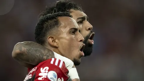 Matheus Gonçalves treinou como titular e deve ser uma das surpresas contra o Fortaleza. Gabigol no banco
