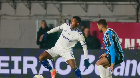 Arthur e JP em partida de Grêmio x Cruzeiro