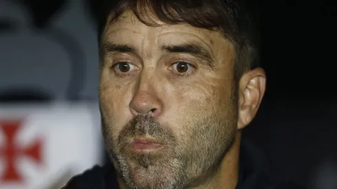 RIO DE JANEIRO, BRAZIL - OCTOBER 26: Eduardo Coudet coach of Internacional gestures prior the match between Vasco Da Gama and Internacional as part of Brasileirao 2023 at Sao Januario Stadium on October 26, 2023 in Rio de Janeiro, Brazil. (Photo by Wagner Meier/Getty Images)