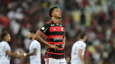 RJ – RIO DE JANEIRO – 11/07/2024 – BRASILEIRO A 2024, FLAMENGO X FORTALEZA – Carlinhos jogador do Flamengo lamenta derrota ao final da partida contra o Fortaleza no estadio Maracana pelo campeonato Brasileiro A 2024. Foto: Thiago Ribeiro/AGIF