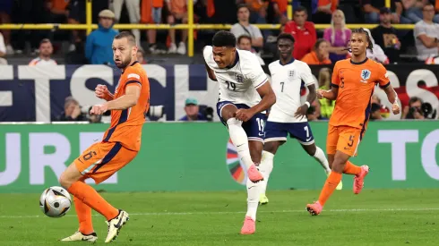 Ollie Watkins da Inglaterra marcando gol da classificação do time na Eurocopa. (Foto de Alex Livesey/Getty Images)
