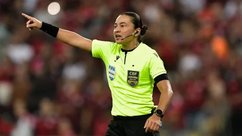 A árbitra Edina Alves Batista durante partida entre Flamengo e Fortaleza no estadio Maracana pelo campeonato Brasileiro A 2024. Foto: Thiago Ribeiro/AGIF
