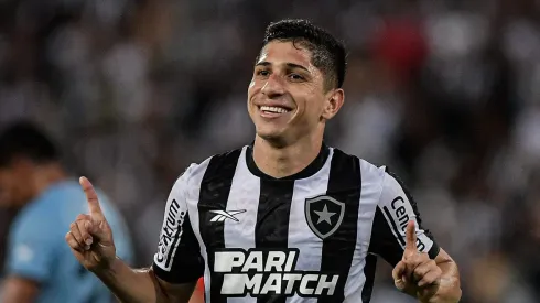 Savarino comemora gol pelo Botafogo. Foto: Thiago Ribeiro/AGIF