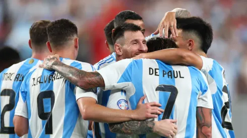 Argentina chega com bons destaques para final.Jogadores abraçam Messi em jogo da Argentina na Copa América. Sarah Stier/Getty Images.