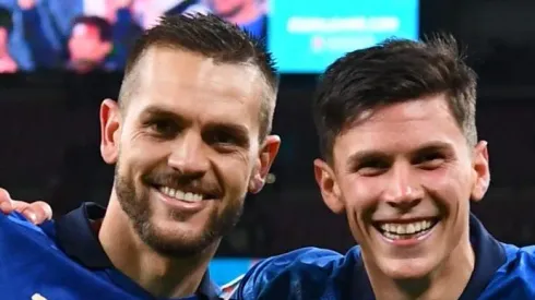 Rafael Tolói e Matteo Pessina comemoram vitória da Itália. Zagueiro está na mira do Vascão.