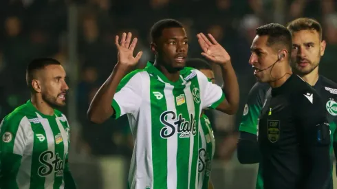 O árbitro Rodrigo Jose Pereira de Lima e o jogador Alan Ruschel durante partida entre Juventude e Internacional no estádio Alfredo Jaconi pela Copa Do Brasil 2024. Foto: Luiz Erbes/AGIF