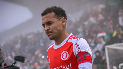 Alan Patrick entrando no gramado do Alfredo Jaconi. Foto: Ricardo Duarte