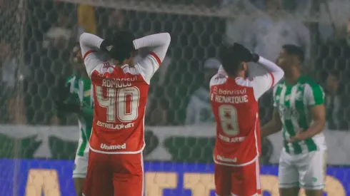 Jogadores do Internacional lamentam eliminação para o Juventude. Foto: Luiz Erbes/AGIF
