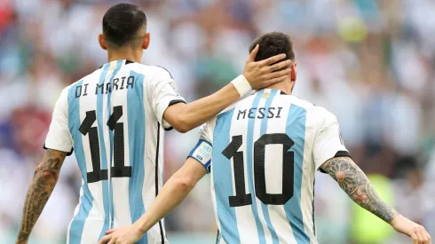 Messi e Di Maria em partida da Copa do Mundo de 2022. (Foto: Catherine Ivill/Getty Images)