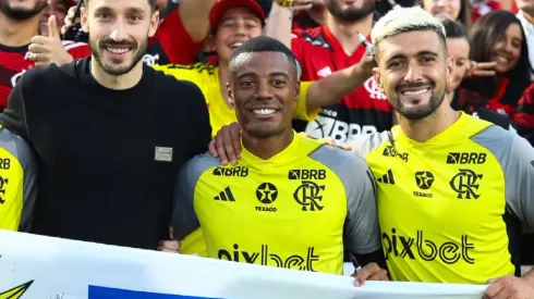 Viña (à esquerda) preocupa DM do Flamengo após participação do Uruguai na Copa América – Foto: Gilvan de Souza/CRF