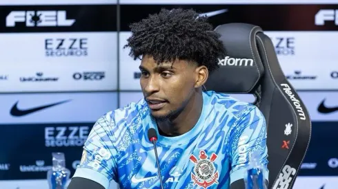 Goleiro Hugo Souza em apresentação no Corinthians.