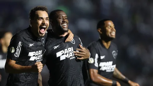 Jogadores do Botafogo comemorando gol no Brasileirão. (Foto de Wagner Meier/Getty Images)