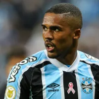 Ex-Grêmio, Douglas Costa e Fluminense negociam rescisão de contrato