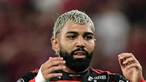 Gabigol durante partida contra o Bolívar. Atacante do Fla está suspenso novamente.