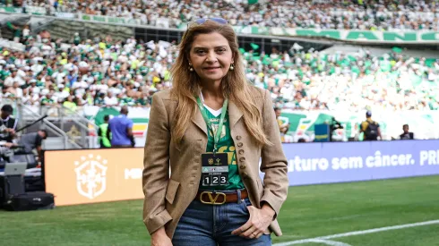 Leila Pereira, presidente do Palmeiras, em campo antes da partida contra o São Paulo na Supercopa.