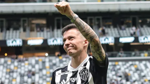 Bernard, novo jogador do Atlético-MG, e apresentado a torcida antes da partida contra o Fortaleza no estadio Arena MRV pelo campeonato Brasileiro A 2024. Foto: Gilson Lobo/AGIF