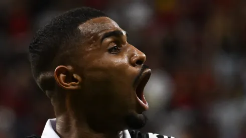 Joaquim comemora gol pelo Peixe. Zagueiro está de saída.