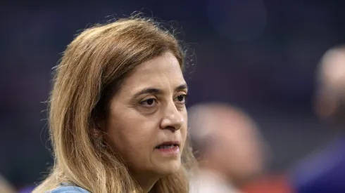 Leila Pereira durante jogo do Verdão. Dirigente tenta a contratação de Gabriel Barbosa.