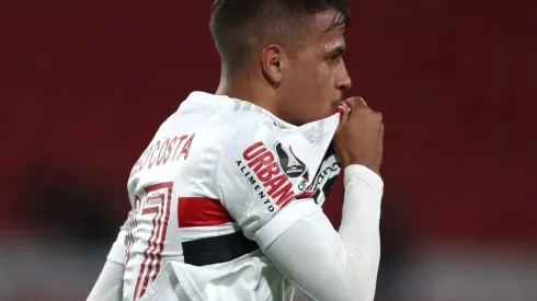 AVELLANEDA, ARGENTINA - SEPTEMBER 30: Diego Costa of Sao Paulo celebrates after scoring the first goal of his team during a Copa CONMEBOL Libertadores 2020 group D match between River Plate and Sao Paulo at Estadio Libertadores de América on September 30, 2020 in Avellaneda, Argentina. (Photo by Agustin Marcarian - Pool/Getty Images)