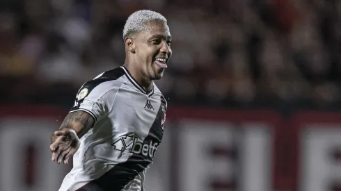 David comemorando o gol da vitória do Vasco contra o Atlético-GO