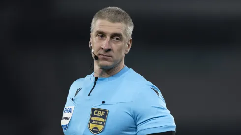 O árbitro Anderson Daronco durante partida entre Botafogo e Palmeiras no estádio Engenhão pelo Brasileirão Série A 2024. Foto: Jorge Rodrigues/AGIF