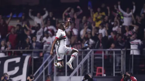 Lucas Moura comemorando o gol da Vitória do São Paulo contra o Grêmio