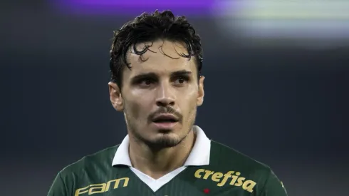 RJ - RIO DE JANEIRO - 17/07/2024 - BRASILEIRO A 2024, BOTAFOGO X PALMEIRAS - Raphael Veiga jogador do Palmeiras durante partida contra o Botafogo no estadio Engenhao pelo campeonato Brasileiro A 2024.