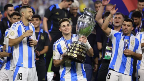 Julian Alvarez da Argentina segurando taça da Copa América. (Foto de Buda Mendes/Getty Images)