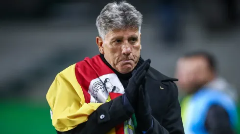 Renato Portaluppi com a bandeira do Rio Grande do Sul. 2024 é um ano de superação no Imortal