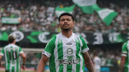 Lucas Ronier comemora seu gol pelo Coritiba. Foto: Robson Mafra/AGIF
