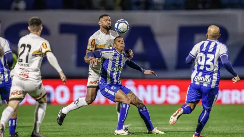 Avaí e Ceará duelam na 16ª rodada do Brasileirão Série B.