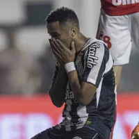 ‘Compensou’: árbitro expulsa Henrique Almeida para compensar pênalti não dado