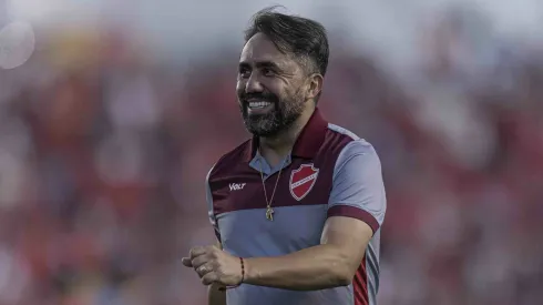 Luizinho Lopes, técnico do Vila Nova-GO, durante partida contra o Avaí no estádio Onésio Brasileiro Alvarenga pelo Brasileirão Série B 2024. Foto: Heber Gomes/AGIF