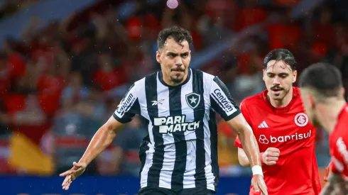 Eduardo em ação pelo Botafogo em partida diante do Internacional. Foto: Maxi Franzoi/AGIF