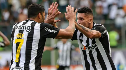 Hulk e Paulinho comemorando gol pelo Galo. Foto: Gilson Junio/AGIF