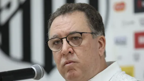 Marcelo Teixeira em coletiva no Peixão. Atacante de saída do Corinthians interessa.