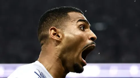 Joaquim comemora gol pelo Peixão. Defensor está de saída da Vila Belmiro.