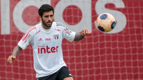 Meio-campista durante treinamento no CT, em 2020