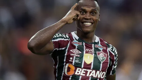Jhon Arias, jogador do Fluminense comemora seu gol durante partida contra o LDU no estádio Maracanã