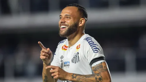 Guilherme comemorando gol marcado na Série B