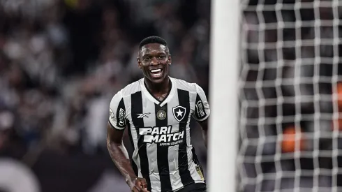 Luiz Henrique comemorando o gol da vitória do Botafogo contra o Internacional