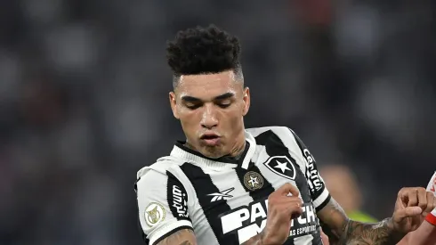 Igor Jesus foi ovacionado pela torcida do Botafogo. Foto: Thiago Ribeiro/AGIF