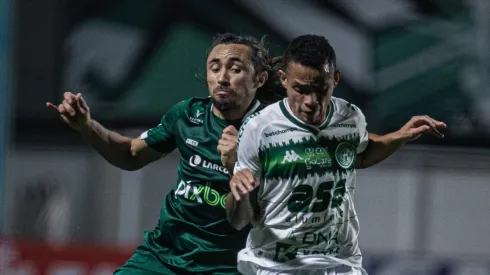 Apodi divide a bola em partida pelo Goiás. Foto: Heber Gomes/AGIF