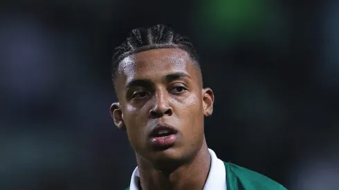 Vanderlan durante partida contra o Atlético-GO. Lateral vai ganhar sequência no Verdão.