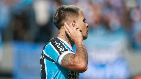 Yeferson Soteldo, jogador do Grêmio, comemora seu gol durante partida contra o Vitória no estádio Francisco Stedile pelo Brasileirão Série A 2024. Foto: Luiz Erbes/AGIF