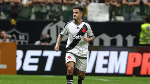 Meio-campista durante a partida com o Galo