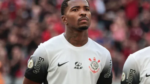 Cacá antes da partida contra o Athletico-PR no estádio Arena da Baixada