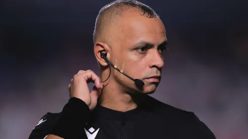 O árbitro Wilton Pereira Sampaio durante partida entre São Paulo e Palmeiras no estádio Morumbis pelo Brasileirão Série A 2024. Foto: Ettore Chiereguini/AGIF