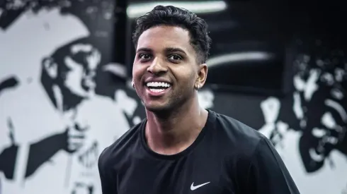 Rodrygo em visita no CT Rei Pelé.
