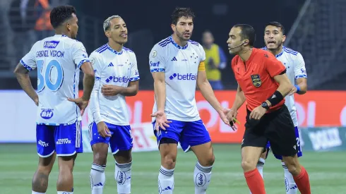 Atletas da Raposa durante a anulação do gol